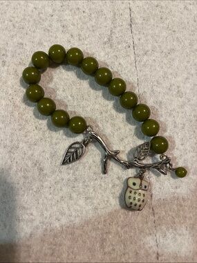 Charm Bracelet Women’s Owl, Silver Limbs & Leaves, w Green Glass/Stone Beads VTG